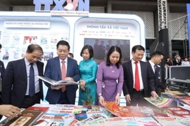 Các lãnh đạo Đảng, Nhà nước thăm gian hàng Thông tấn xã Việt Nam tại Hội báo toàn quốc năm 2023. (Ảnh: Minh Quyết/TTXVN)