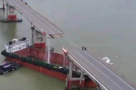 Hiện trường vụ sà lan đâm gãy đôi cầu bắc qua sông. (Nguồn: CCTV)
