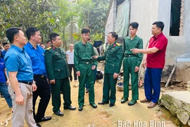 Lãnh đạo Ban Chỉ huy quân sự huyện, xã Kim Bôi động viên hai anh em Quách Chí Bảo và Quách Xuân Bắc trước khi lên đường nhập ngũ. (Nguồn: Báo Hòa Bình)