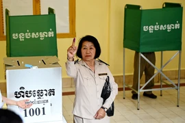Cử tri bỏ phiếu tại điểm bầu cử ở Phnom Penh, Campuchia ngày 25/2/2024. (Ảnh: AFP/TTXVN)