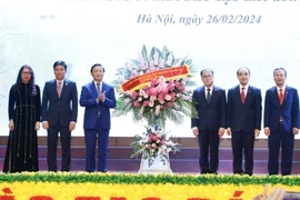 Phó Thủ tướng Chính phủ Trần Hồng Hà tặng lẵng hoa chúc mừng Đại học Y Hà Nội nhân ngày Thầy thuốc Việt Nam. (Ảnh: Minh Quyết/TTXVN)