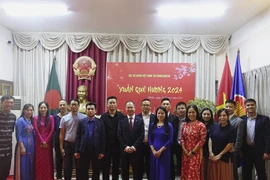 Đại sứ Việt Nam tại Bangladesh Nguyễn Mạnh Cường và các khách mời dự Tết cộng đồng. (Ảnh: TTXVN)