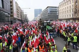 Nông dân tuần hành phản đối "Thỏa thuận xanh" của EU tại thủ đô Vacsava, Ba Lan ngày 27/2. (Ảnh: PAP/TTXVN)