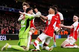 Arsenal vào tứ kết Champions League sau loạt sút luân lưu may rủi. (Nguồn: Getty Images)