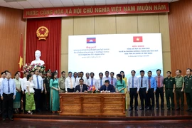 Lãnh đạo tỉnh An Giang với tỉnh Takeo - Vương quốc Campuchia ký biên bản hợp tác năm 2024. (Ảnh: Thanh Sang/TTXVN)