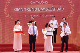 Phó Thủ tướng Chính phủ Trần Lưu Quang trao giải A hạng mục "Gian trưng bày xuất sắc" cho Thông tấn xã Việt Nam. (Ảnh: Thu Hương/TTXVN)