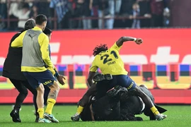 Osayi-Samuel đấm cổ động viên của Trabzonspor sau khi bị khiêu khích. (Nguồn: X)