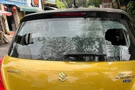 Ôtô của người dân bị bi sắt bắn trúng làm vỡ kính. (Nguồn: Báo Công an Thành phố Hồ Chí Minh)