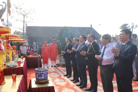 Phó Thủ tướng Trần Hồng Hà cùng các đại biểu thực hiện nghi thức lễ tế, dâng hương tại Văn Miếu Hà Tĩnh. (Ảnh: Hoàng Ngà/TTXVN)