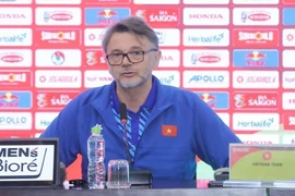 Huấn luyện viên Đội tuyển Việt Nam Philippe Troussier trả lời câu hỏi của phóng viên tại họp báo. (Ảnh: Minh Quyết/TTXVN)