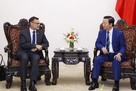 Phó Thủ tướng Trần Hồng Hà tiếp Đại sứ Australia tại Việt Nam Andrew Goledzinowski. (Ảnh: Văn Điệp/TTXVN)