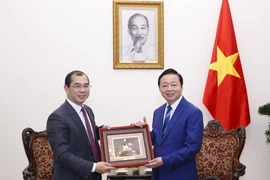 Phó Thủ tướng Trần Hồng Hà tặng quà lưu niệm Tổng giám đốc Tập đoàn Xây dựng Năng lượng Trung Quốc quốc tế Kiều Húc Bân. (Ảnh: Văn Điệp/TTXVN)