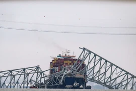 Tàu chở hàng Dali đâm sập cầu Francis Scott Key ở thành phố Baltimore, bang Maryland, Mỹ. (Ảnh: AFP/TTXVN)