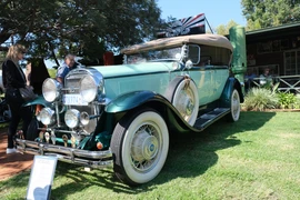 Chiếc Buick năm 1930 này rất đặc biệt vì đây là chiếc xe tay lái bên phải duy nhất trên thế giới. (Ảnh: Hồng Minh/TTXVN)
