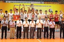 Lãnh đạo tỉnh Phú Thọ trao cúp vô địch cho đội nam Biên Phòng tại giải Bóng chuyền các đội mạnh Cúp Hùng Vương năm 2024. (Ảnh: Tạ Toàn/TTXVN)