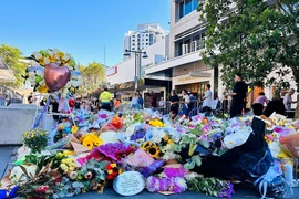 Rất nhiều hoa được người dân Australia đặt bên ngoài Trung tâm thương mại Westfield Bondi Junction để tưởng nhớ các nạn nhân trong vụ tấn công bằng dao chiều 13/4. (Ảnh: Thanh Tú/TTXVN)