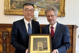 Đại sứ Dương Hoài Nam tặng quà lưu niệm Chủ tịch Thượng viện Séc Milos Vystcil. (Nguồn: VOV)