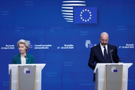 Chủ tịch Ủy ban châu Âu Ursula von der Leyen (trái) và Chủ tịch Hội đồng châu Âu Charles Michel trong cuộc họp báo kết thúc Hội nghị thượng đỉnh bất thường của EU. (Ảnh: AFP/TTXVN)