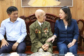 Quyền Chủ tịch nước Võ Thị Ánh Xuân thăm Chiến sỹ Điện Biên Nguyễn Viết Điểm. (Ảnh: Xuân Tư/TTXVN)