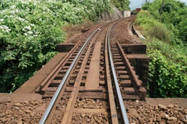 Tuyến đường sắt qua khu vực đèo Hải Vân hiện đã bị xuống cấp. (Ảnh: Quốc Dũng/TTXVN)