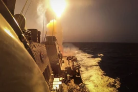 Tàu khu trục gắn tên lửa dẫn đường USS Carney của Mỹ đánh chặn tên lửa và thiết bị bay không người lái của lực lượng Houthi trên Biển Đỏ. (Ảnh: AFP/TTXVN)
