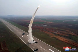 Triều Tiên phóng thử tên lửa phòng không thế hệ mới và thử nghiệm đầu đạn của tên lửa hành trình chiến lược. (Ảnh: KCNA/TTXVN)