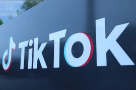 Biểu tượng mạng xã hội TikTok tại một văn phòng ở Los Angeles, Mỹ. (Ảnh: THX/TTXVN)