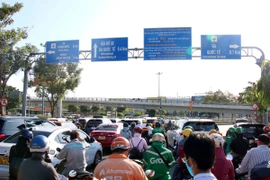 Khu vực tuyến đường lối vào sân bay Tân Sơn Nhất một số thời điểm xảy ra ùn ứ cục bộ. (Ảnh: Tiến Lực/TTXVN)