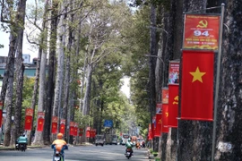 Băngrôn, khẩu hiệu được treo dọc khắp tuyến đường Trần Phú, quận 5, Thành phố Hồ Chí Minh nhằm chào mừng kỷ niệm Ngày Giải phóng miền Nam, thống nhất đất nước. (Ảnh: Thu Hương/TTXVN)