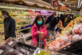Người dân chọn mua hàng trong siêu thị ở Hong Kong, Trung Quốc. (Ảnh: AFP/TTXVN)