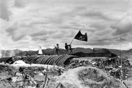 Chiều 7/5/1954, lá cờ "Quyết chiến-Quyết thắng" của Quân đội nhân dân Việt Nam tung bay trên nóc hầm tướng De Castries. Chiến dịch lịch sử Điện Biên Phủ đã toàn thắng. (Ảnh: Tư liệu TTXVN)