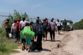 Người di cư vượt biên từ Mexico vào Mỹ tại Eagle Pass, bang Texas (Mỹ) ngày 25/8/2023. (Ảnh: AFP/TTXVN)