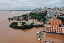 Cảnh ngập lụt sau những trận mưa lớn tại Porto Alegre, Rio Grande do Sul, Brazil, ngày 3/5/2024. (Ảnh: THX/TTXVN)