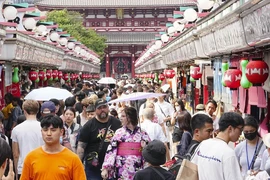 Khách du lịch tham quan phố mua sắm ở quận Asakusa ở Tokyo, Nhật Bản. (Ảnh: Kyodo/TTXVN)