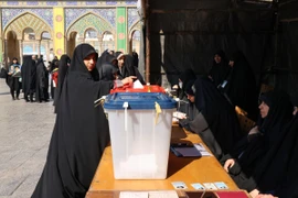 Cử tri Iran bỏ phiếu bầu Quốc hội tại Tehran. (Ảnh: AFP/TTXVN)