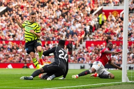 Leandro Trossard ghi bàn giúp Arsenal đánh bại Manchester United. (Nguồn: Getty Images)