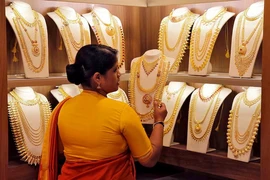 Vàng được bày bán ở một cửa hàng ở Ấn Độ. (Nguồn: Reuters)