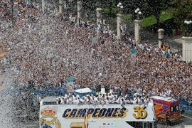 Real Madrid ăn mừng chức vô địch La Liga giữa 'biển người'