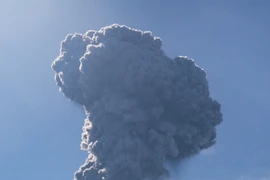 Núi lửa Ibu phun trào, tro bụi cao tới 5km