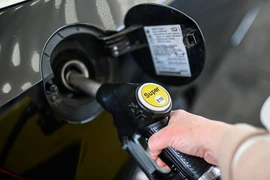 Bơm xăng cho phương tiện tại trạm xăng. (Ảnh: AFP/TTXVN)