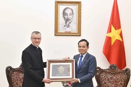 Phó Thủ tướng Trần Lưu Quang tiếp Thứ trưởng Bộ Ngoại giao Tòa thánh Vatican. (Ảnh: TTXVN phát)