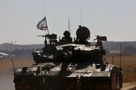 Xe quân sự Israel vượt qua cửa khẩu Shalom Kerem để vào Dải Gaza ngày 6/5/2024. (Ảnh: THX/TTXVN)