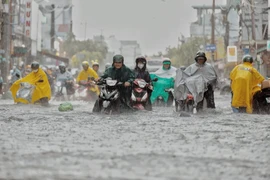 Hình ảnh đường phố thành 'biển nước' sau cơn mưa lớn giờ tan tầm