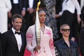Iliana Rupert là một trong số những người cầm đuốc trên thảm đỏ của Cannes. (Nguồn: AP)