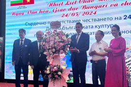 Hội hữu nghị Việt Nam-Bulgaria tặng hoa chúc mừng Đại sứ Bulgaria Pavlin Todorov nhân Ngày văn hóa, giáo dục Bulgaria và chữ viết Slav (Ảnh: Việt Đức/Vietnam+)