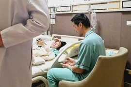 Bệnh nhân được điều trị trong bệnh viện sau sự cố. (Nguồn: Straits Times)