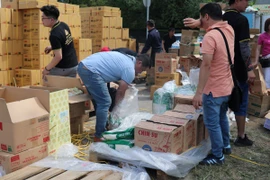 Các mặt hàng thực phẩm được các nhà hảo tâm quyên tặng để phân phát cho những hộ kinh doanh bị thiệt hại tại Marywilska. (Ảnh: Ngọc Biên/TTXVN)