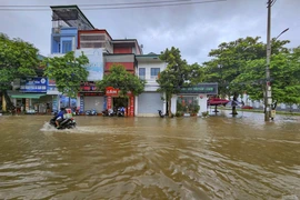 Nước ngập sâu khiến cho các phương tiện giao thông đi lại khó khăn. (Ảnh minh họa: Xuân Tư/TTXVN)