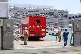 Xe cấp cứu đỗ tại Trường Hàn Quốc Tokyo. (Nguồn: Kyodo)