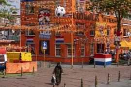 Marktweg khoác lên mình sắc da cam truyền thống để cổ vũ đội tuyển quốc gia. (Nguồn: AP)